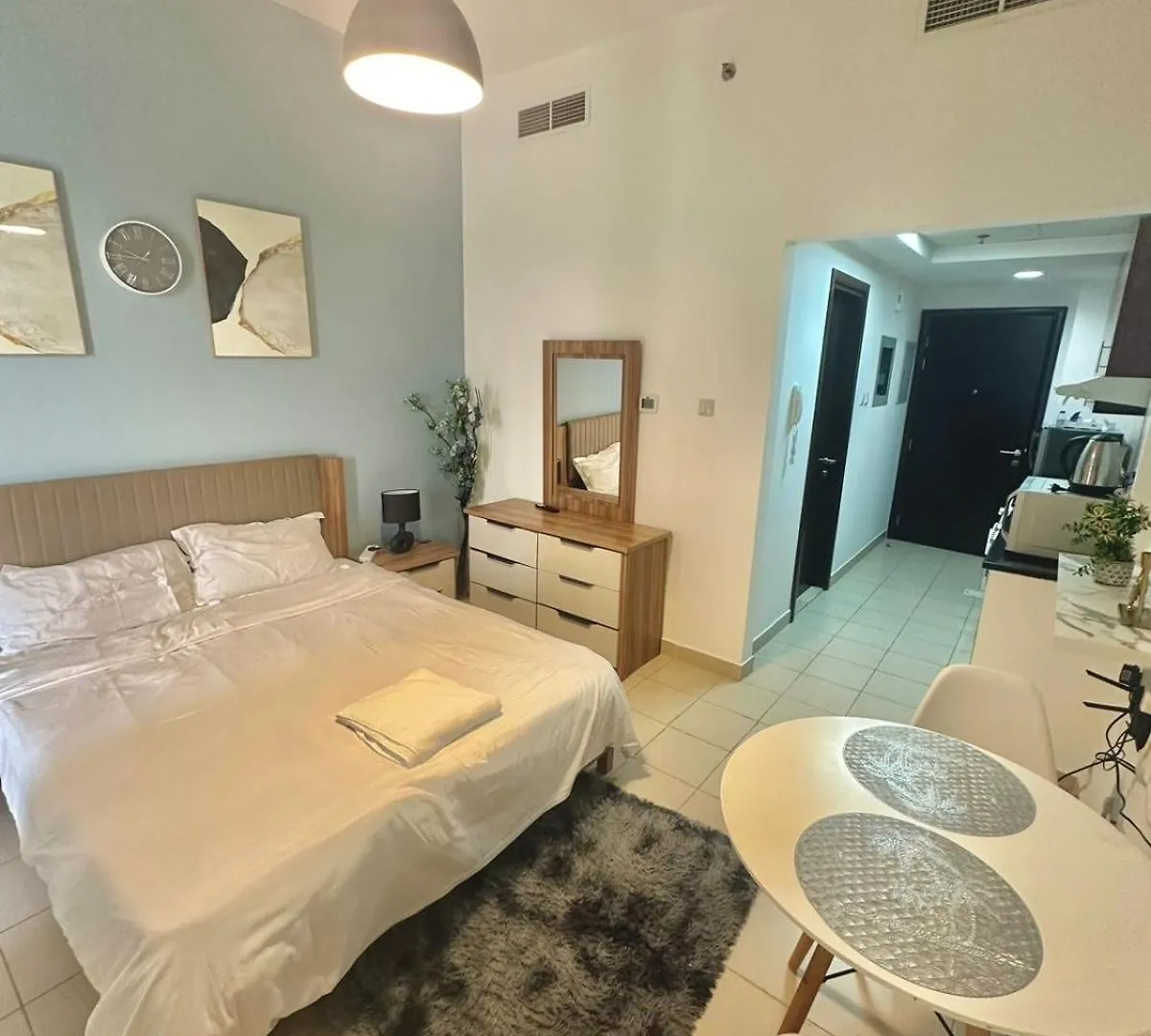 High-Floor Studio With Stunning Lake View In Dubai Marina Apartment